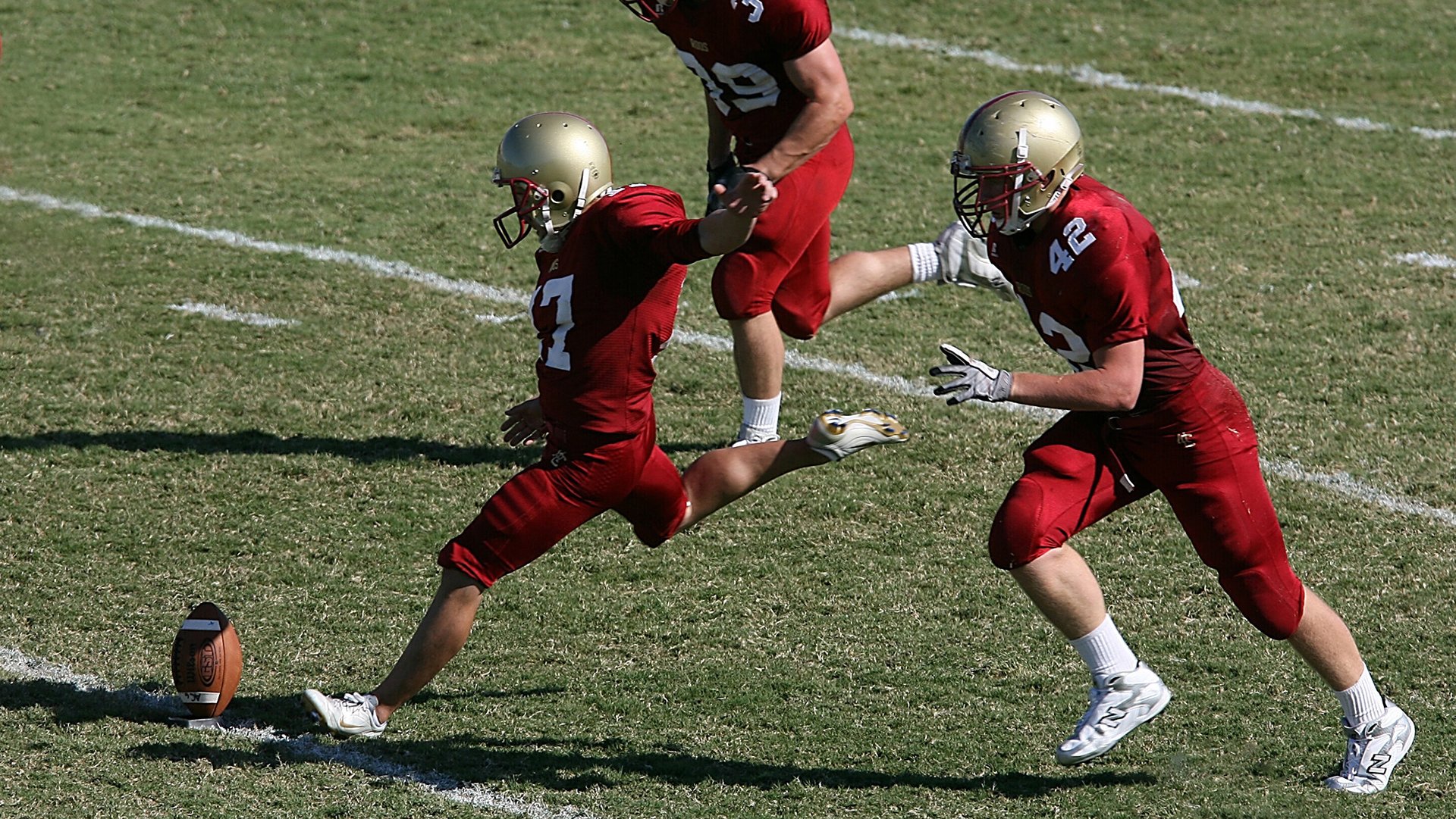 场上激战：两队攻防转换频繁，精彩纷呈！，球场激战